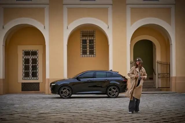 2025 Alfa Romeo Tonale, Stelvio, and Giulia Introduce Gold and Tan Accents in the Intensa Series